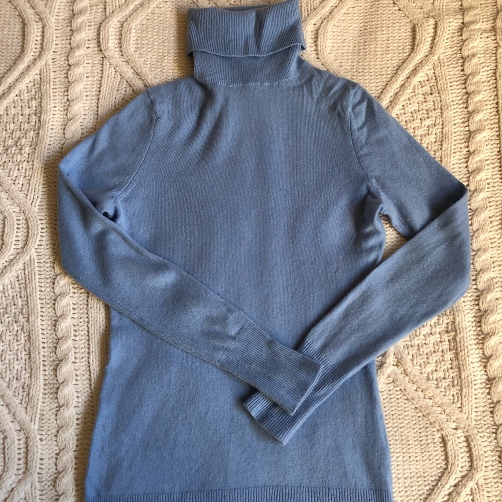 Blue 100% cashmere turtleneck sweater
